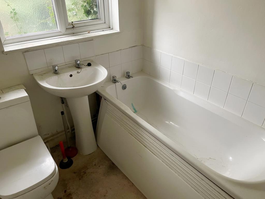 Lot: 100 - MID-TERRACE HOUSE FOR IMPROVEMENT - bathroom